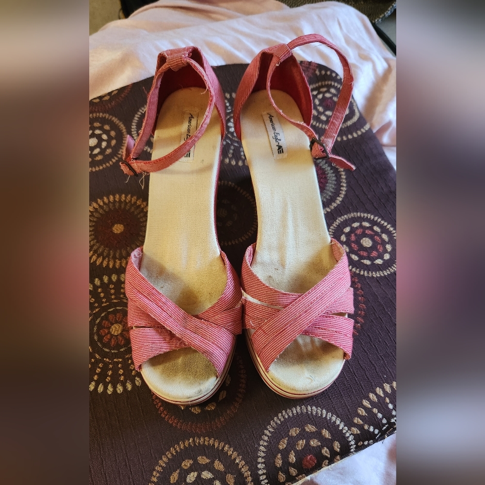 American Eagle - red and white wedges heels